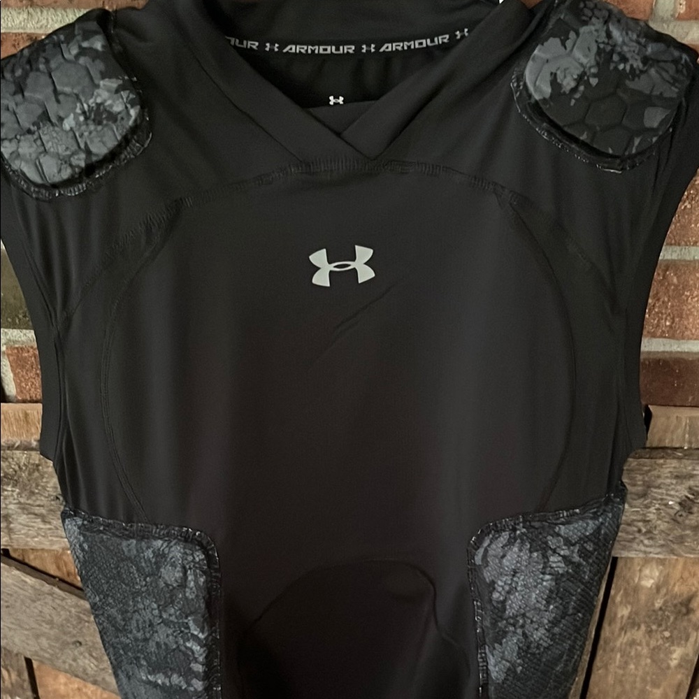 Under Armour Black Sleeveless Top with Patterned Accents - Picture 5 of 6